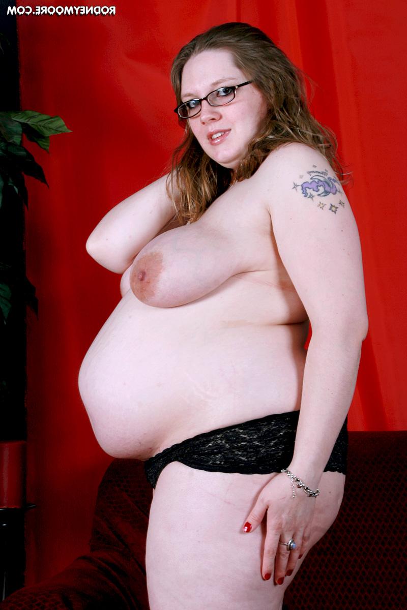 20P A amadora gorda Sweetie Mitchell fica nua antes de uma sessão de chupar e foder no POV