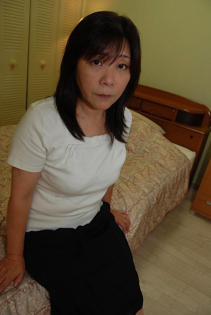 16P 素晴らしいお尻と小さなおっぱいを持つアジア人熟女野沢小百合がポーズをとります