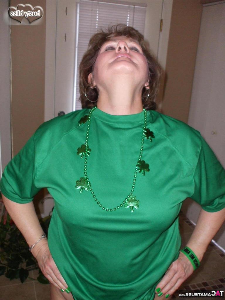 20P Busty Bliss, amateur mature, suce une petite bite pendant les célébrations de St Paddy