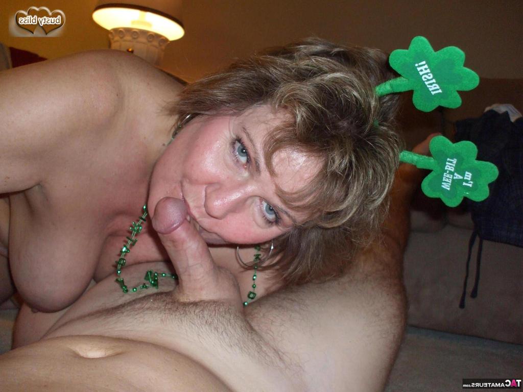 20P Busty Bliss, amateur mature, suce une petite bite pendant les célébrations de St Paddy