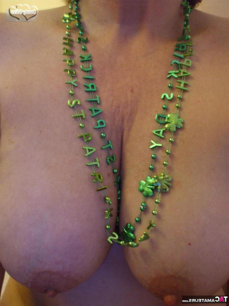 20P Busty Bliss, amateur mature, suce une petite bite pendant les célébrations de St Paddy