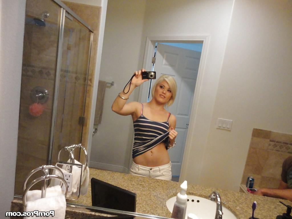 16P La joven rubia Ash Hollywood se toma selfies en el espejo mientras se desnuda
