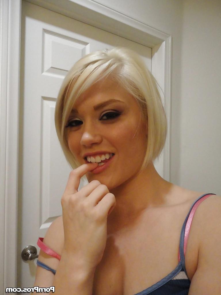 16P La joven rubia Ash Hollywood se toma selfies en el espejo mientras se desnuda