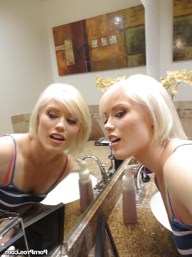 16P La joven rubia Ash Hollywood se toma selfies en el espejo mientras se desnuda