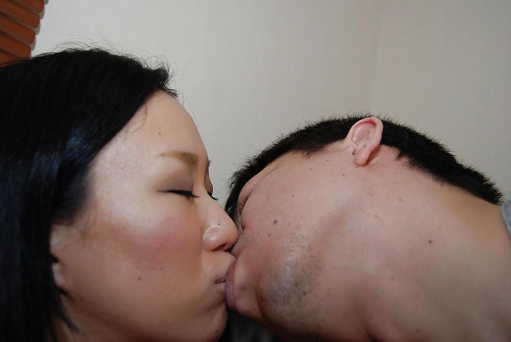 16P Kanae Hiyama se fait baiser la chatte poilue asiatique et taquiner ses tétons.