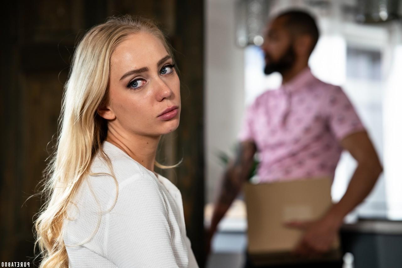 15P La joven rubia Braylin Bailey practica sexo interracial en una cama