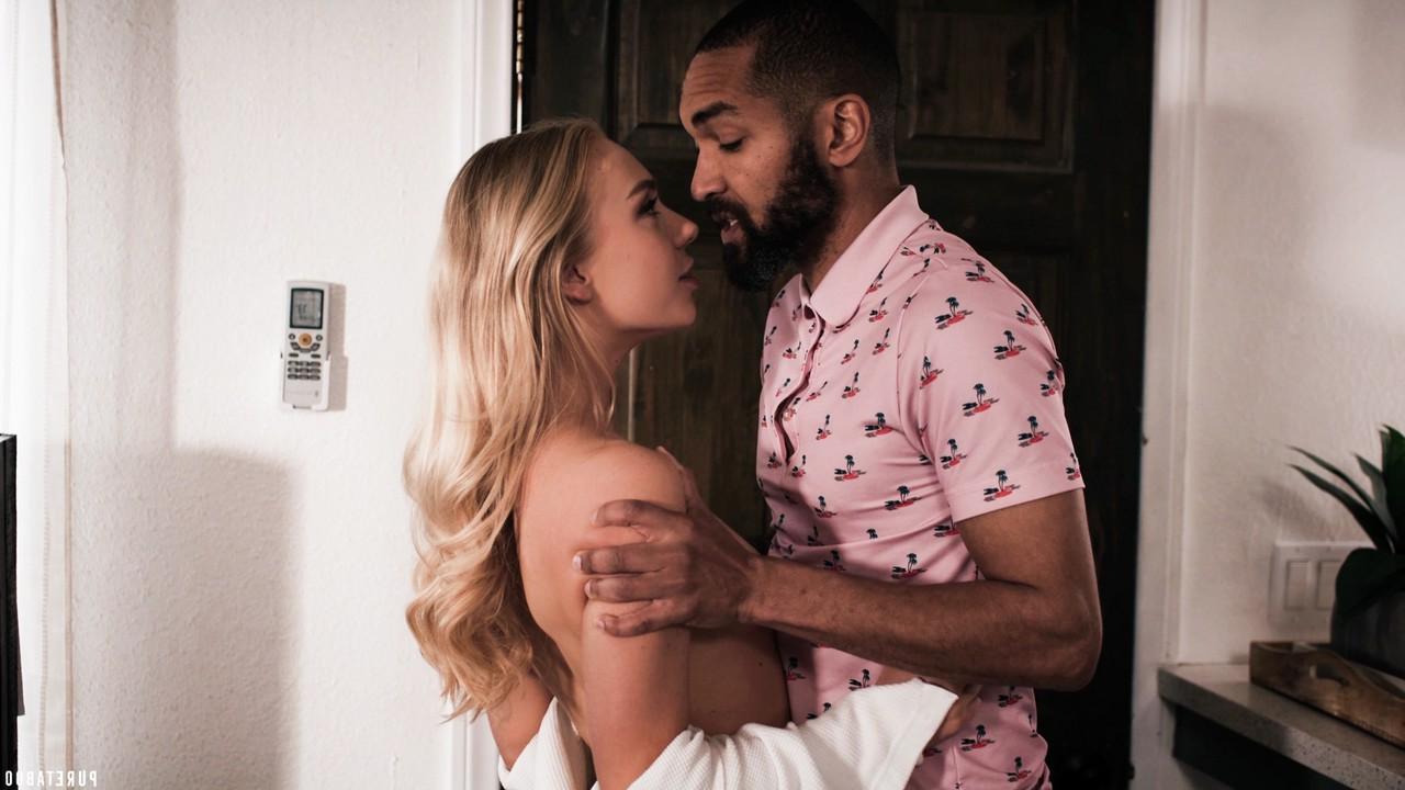 15P La joven rubia Braylin Bailey practica sexo interracial en una cama