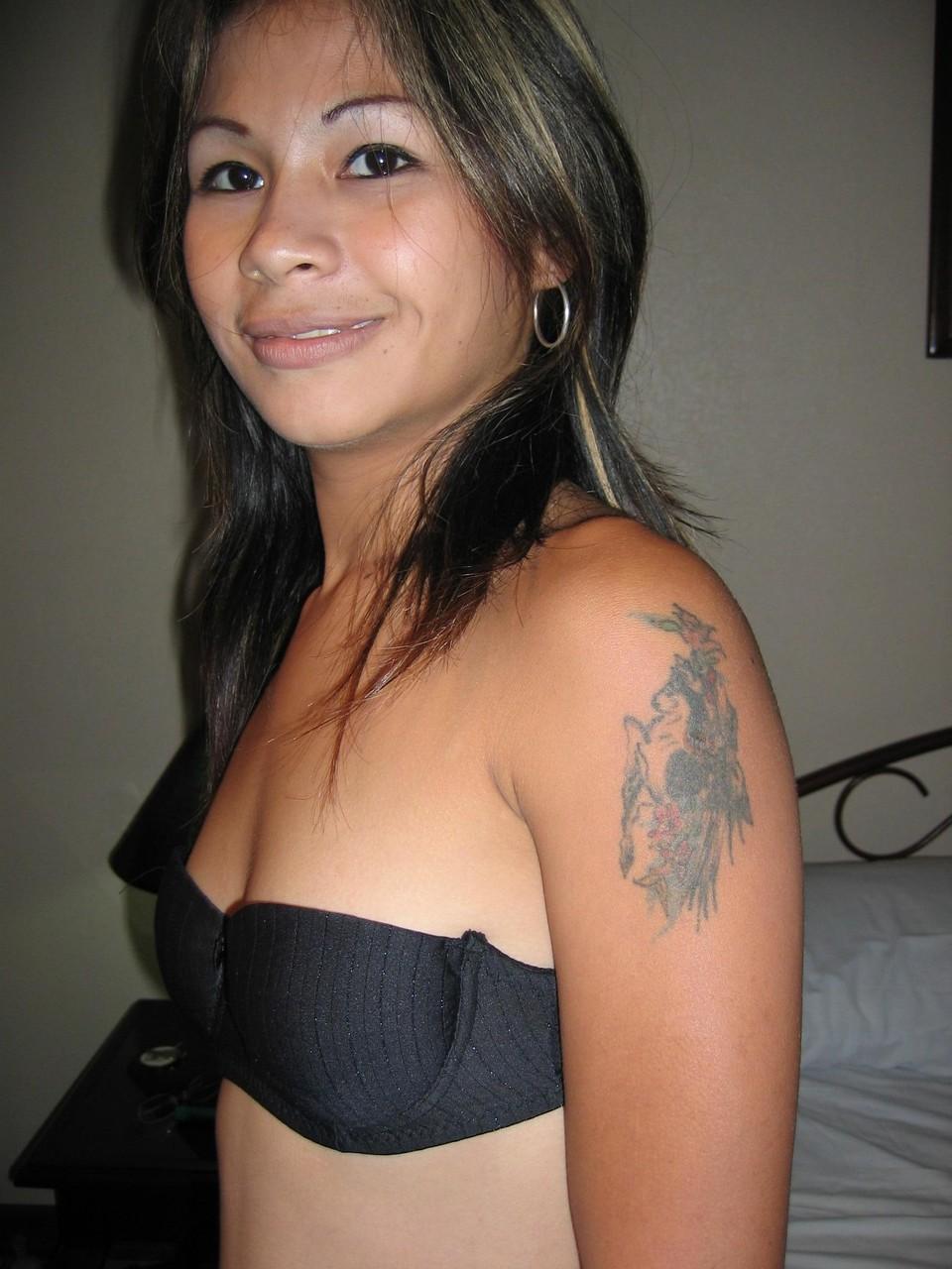 20P Pinay bargirl se quita la camisa para posar con sujetador sin tirantes y jeans en una cama