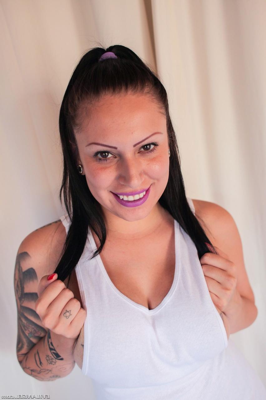 17P A deslumbrante Tori Avano tira seus peitos grandes e exibe sua vulva e seu cu