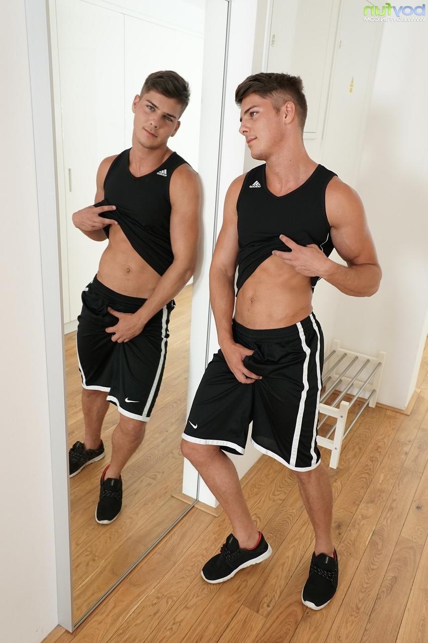 20P Menino divertido Andrew Gonzales