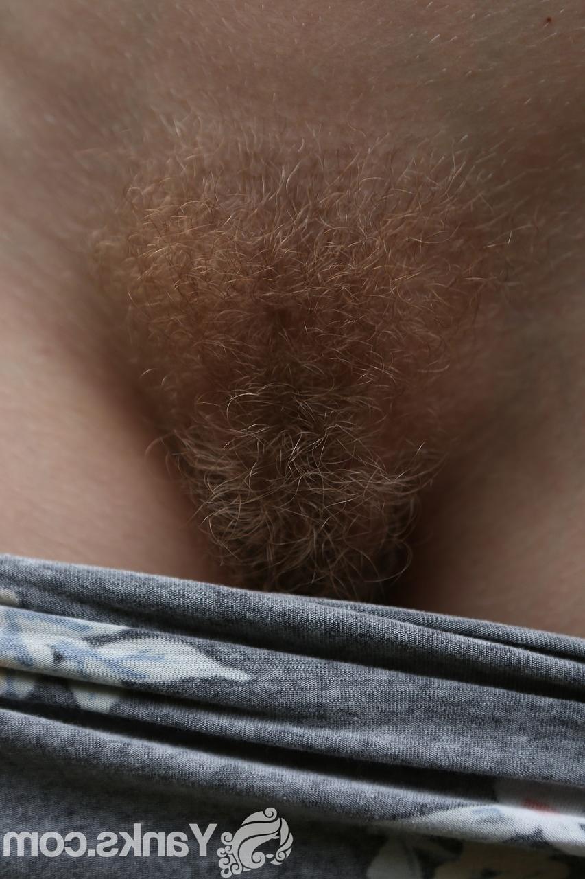 17P Der kurzhaarige blonde Teenager Nazz zeigt seine großen Titten und seine haarige Vagina im Freien