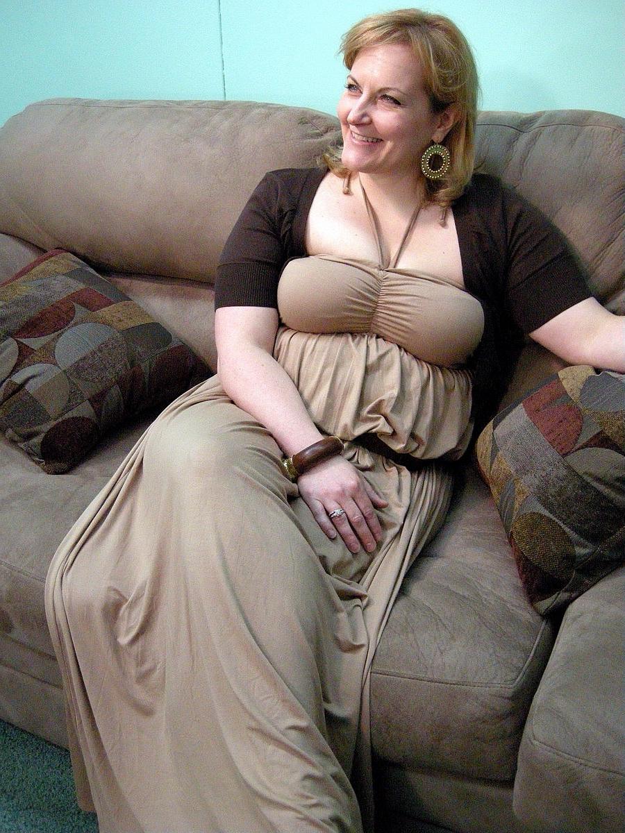20P La MILF blonde Rebecca montre son corps nu potelé et écarte sa chatte.