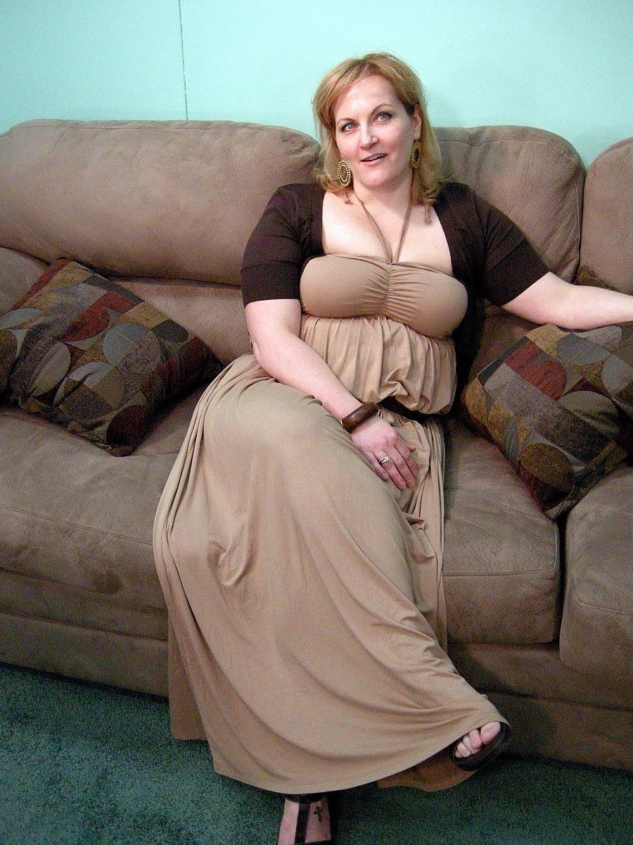 20P La MILF blonde Rebecca montre son corps nu potelé et écarte sa chatte.