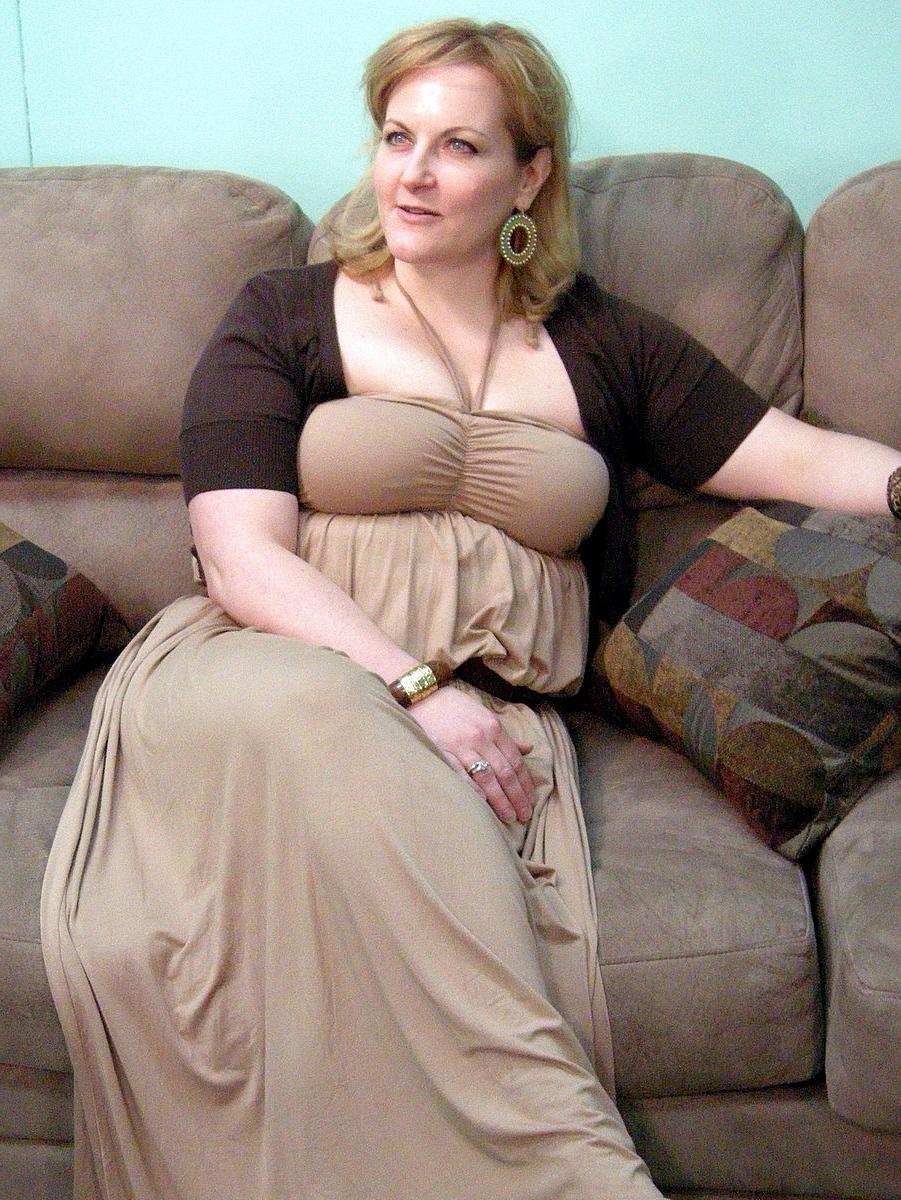 20P La MILF blonde Rebecca montre son corps nu potelé et écarte sa chatte.