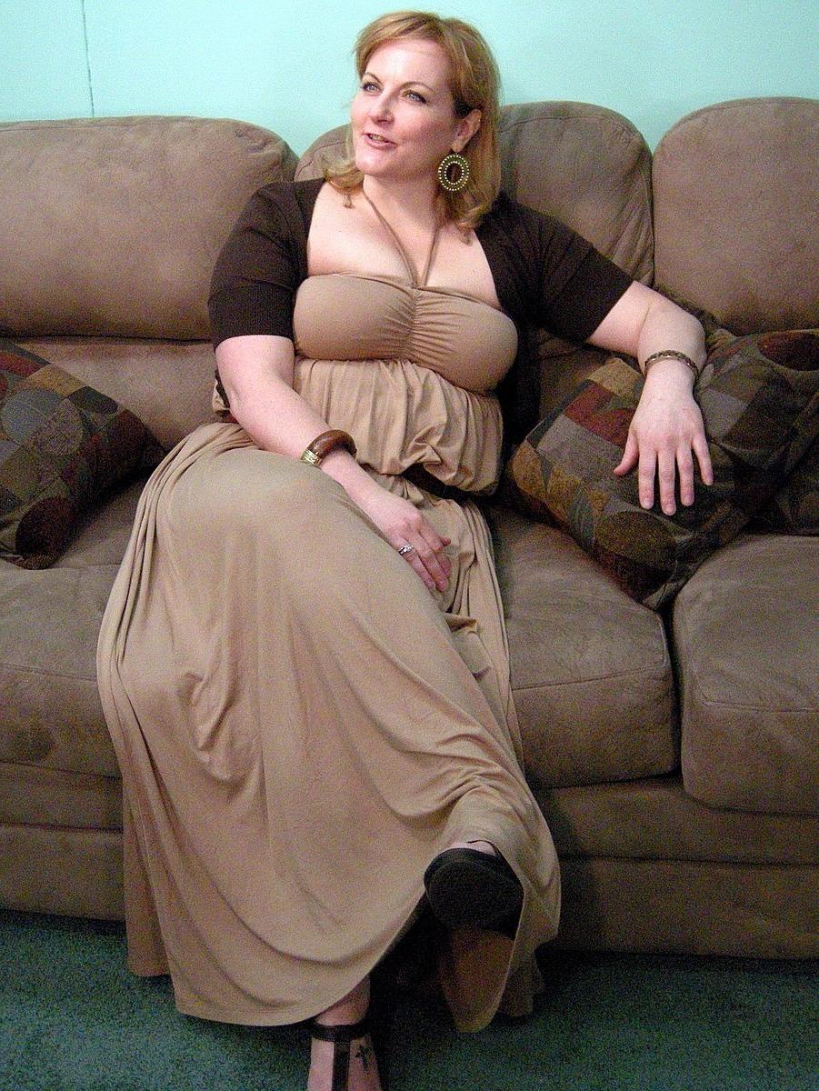 20P La MILF blonde Rebecca montre son corps nu potelé et écarte sa chatte.