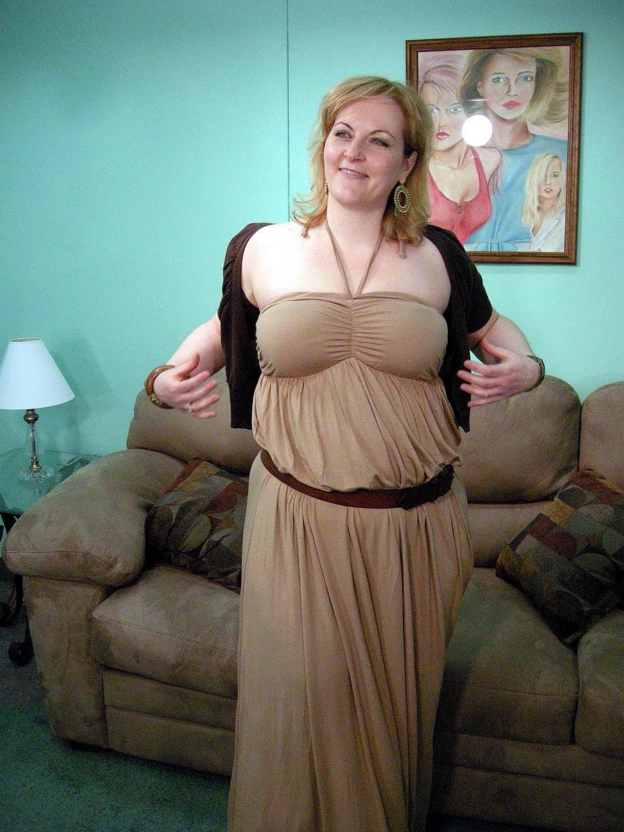20P La MILF blonde Rebecca montre son corps nu potelé et écarte sa chatte.
