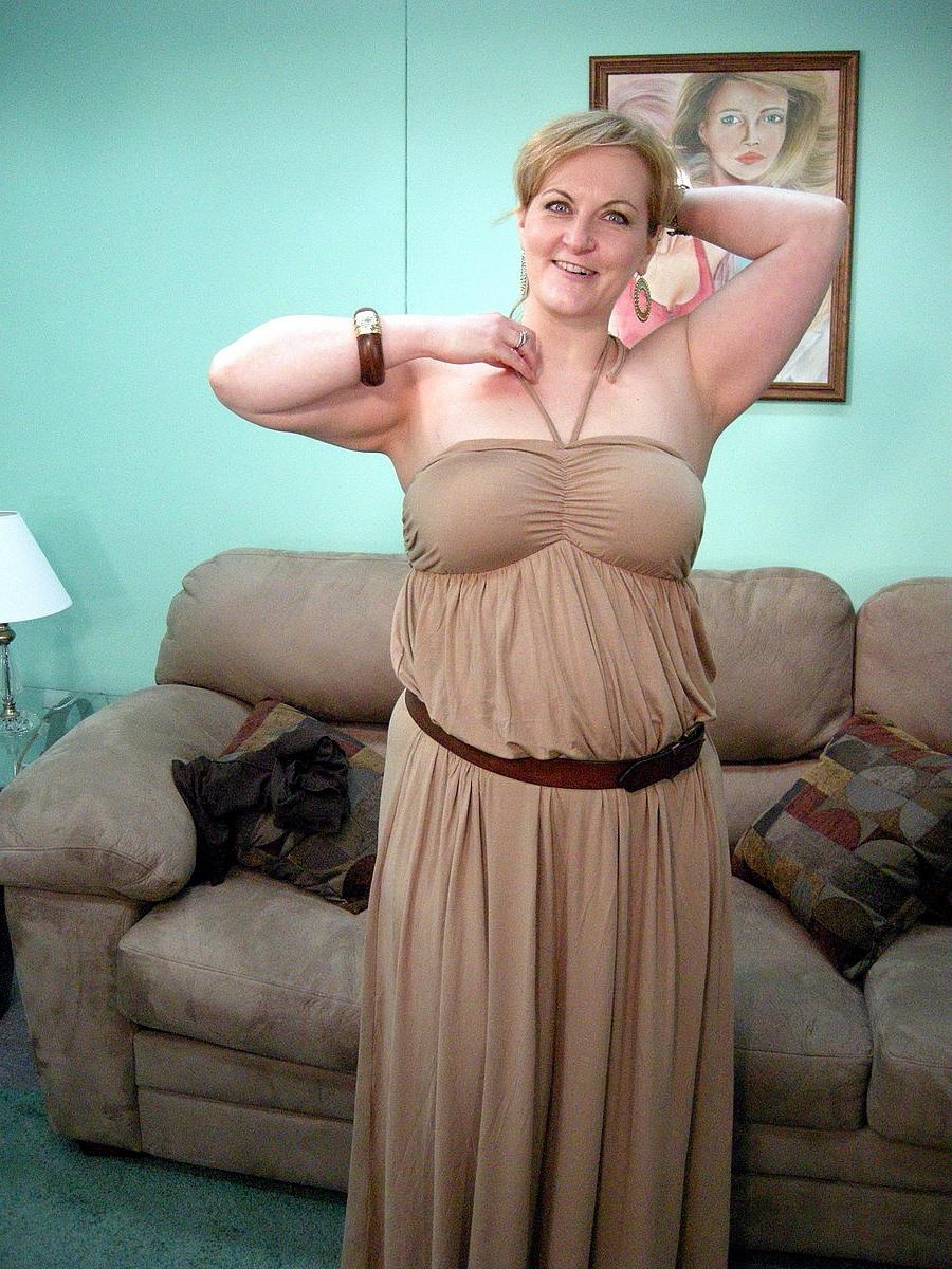 20P La MILF blonde Rebecca montre son corps nu potelé et écarte sa chatte.