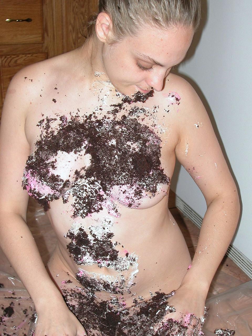 20P A amadora excêntrica Danni espalha bolo por todo o corpo sexy enquanto tira a roupa