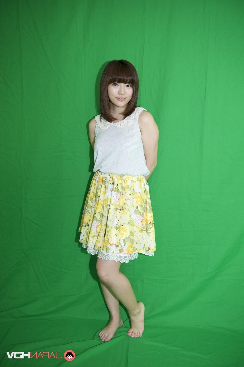 15P La adorable japonesa Mai Misato se desnuda después de desnudarse