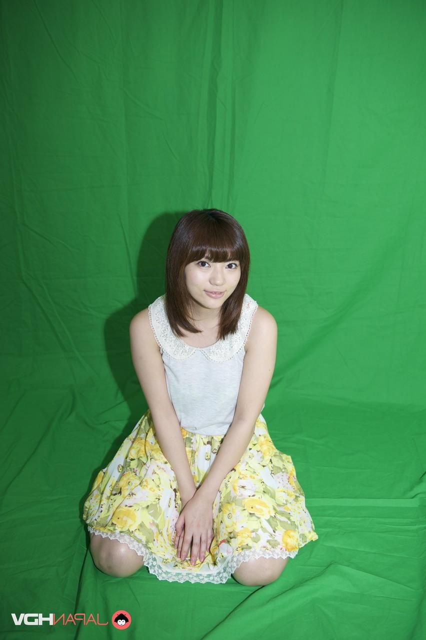 15P La adorable japonesa Mai Misato se desnuda después de desnudarse