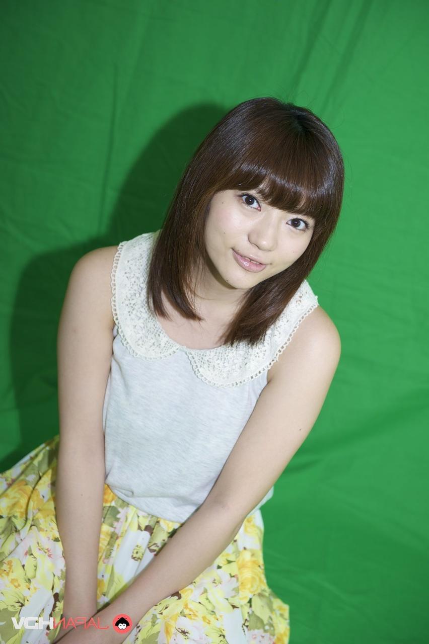 15P La adorable japonesa Mai Misato se desnuda después de desnudarse