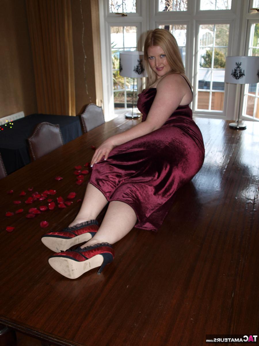 16P Samantha, une amatrice blonde, se déshabille en talons sur une table de salle à manger.