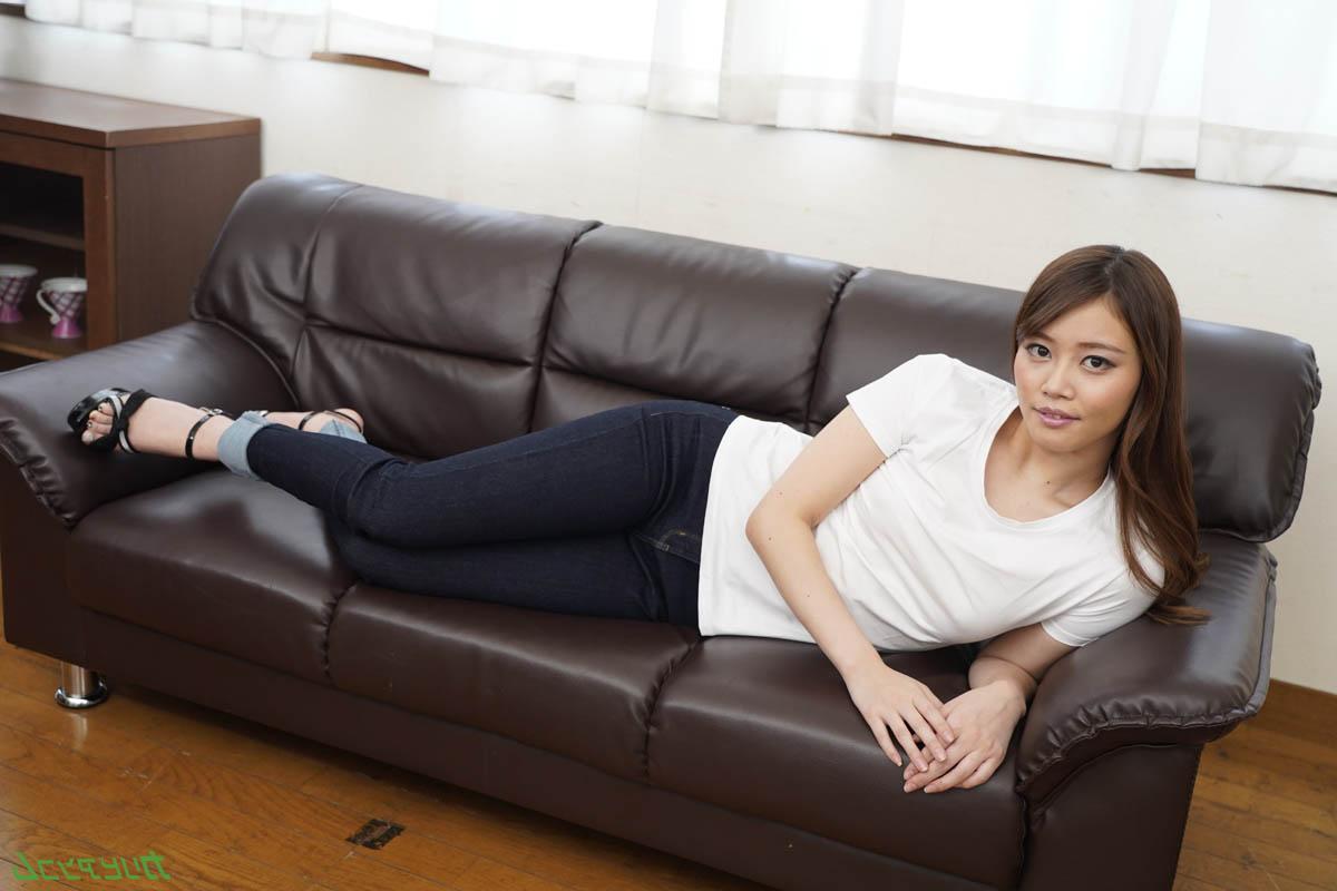20P Die japanische Schönheit Non Suzumiya gibt einen BJ und wird durch ihre zerrissenen Jeans gefickt