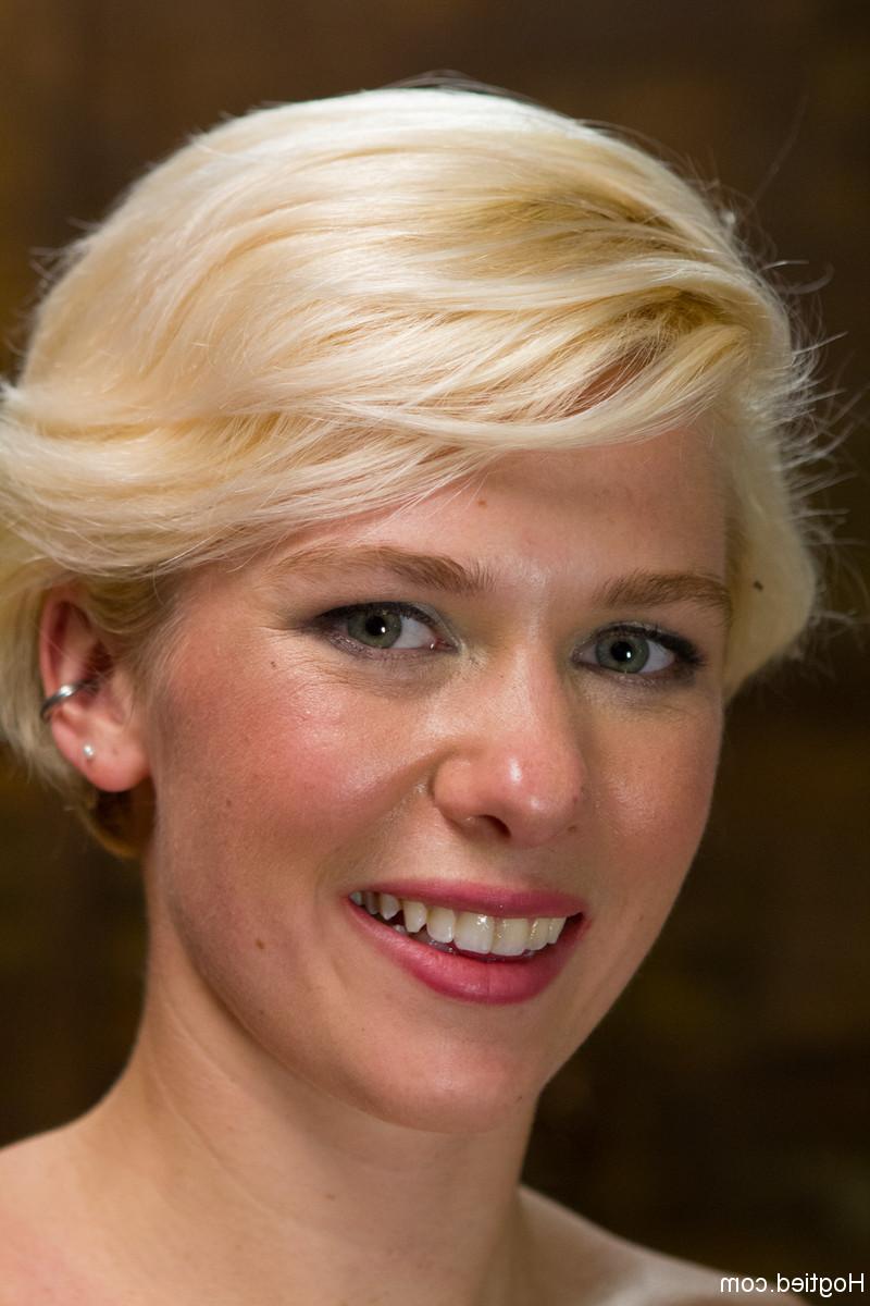 20P La star blonde du porno Lexi LaRue se fait ligoter et jouer par un dom pervers.