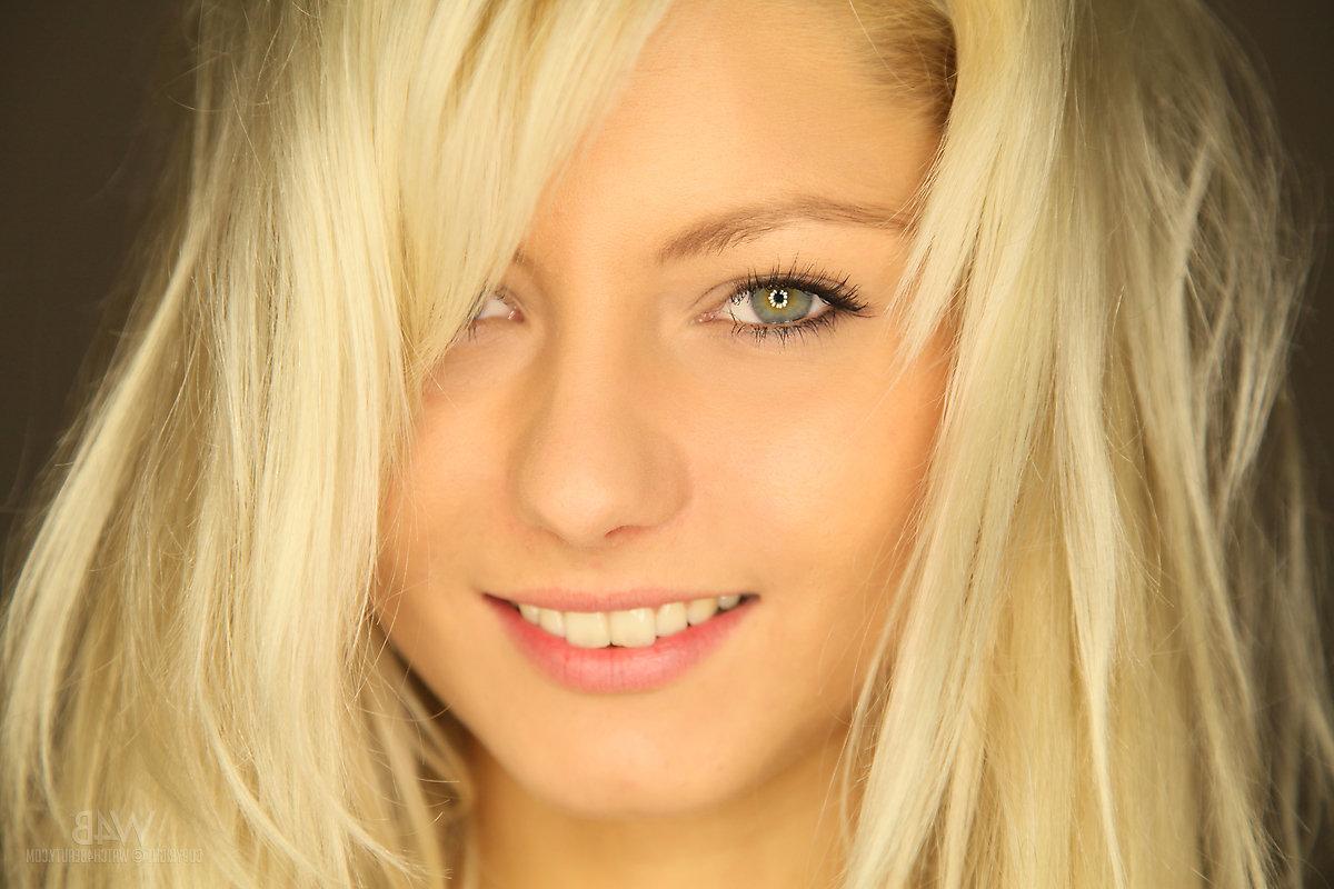16P Die sexy Blondine Grace zieht ihre Jeans aus, um ihre frechen Titten und rasierten Schamlippen zu zeigen