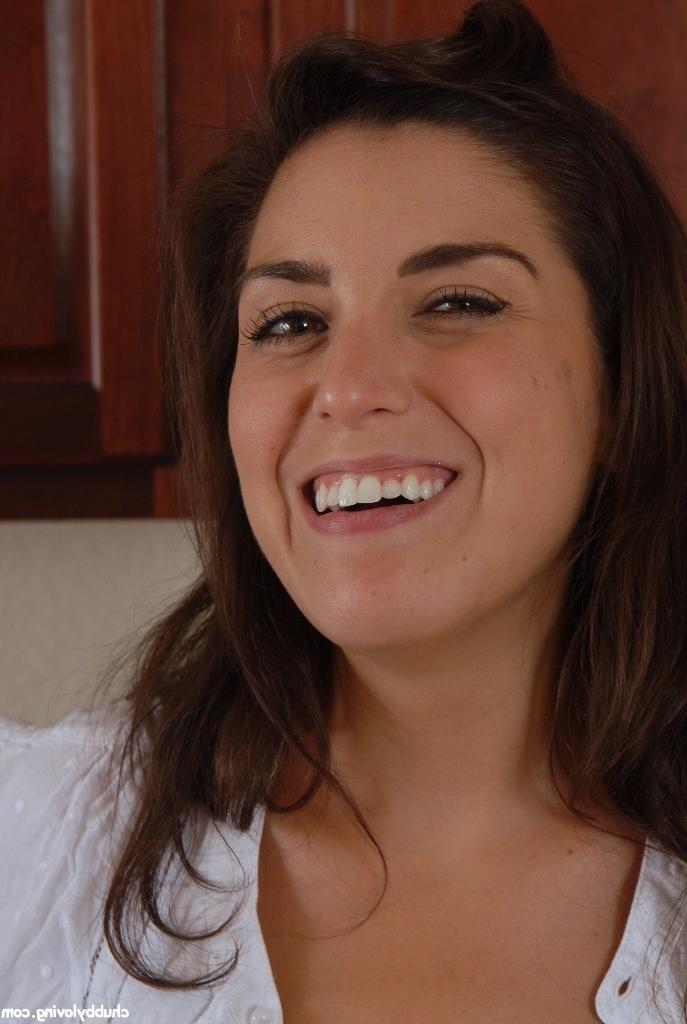 16P Garota latina curvilínea Leigh deixando grandes seios naturais soltos na cozinha