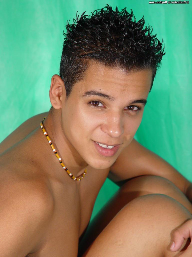20P El guapo jovencito de ébano Rafael 2 muestra su polla chupable y se masturba