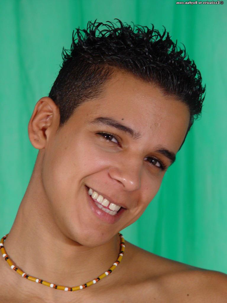 20P El guapo jovencito de ébano Rafael 2 muestra su polla chupable y se masturba