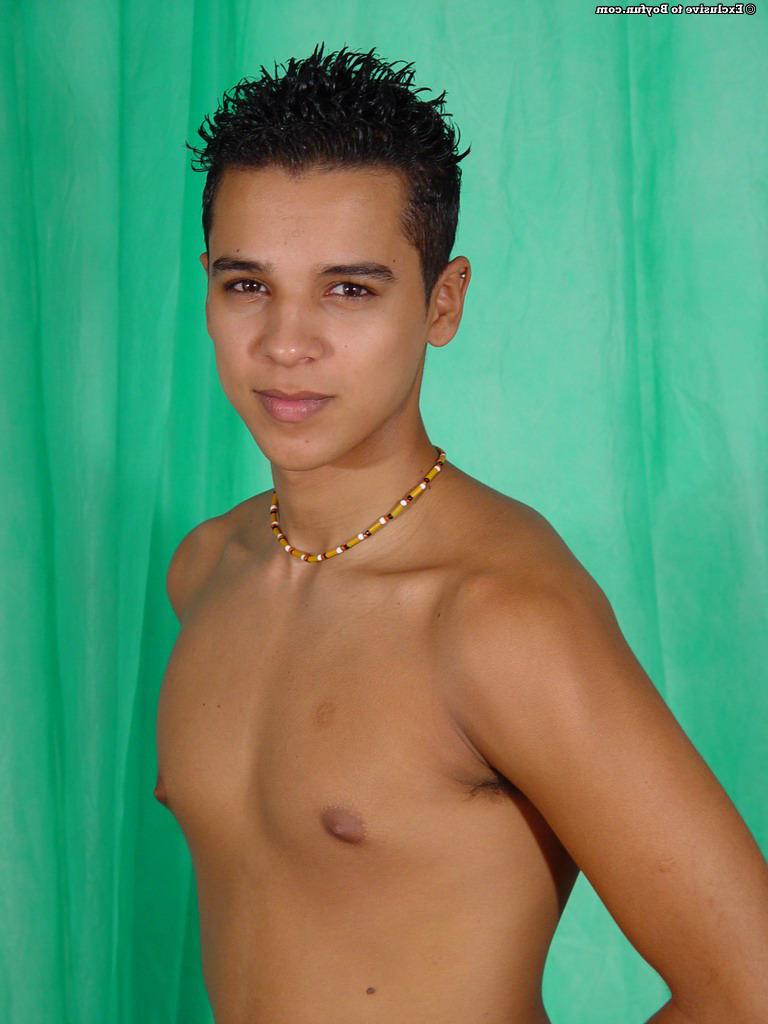 20P El guapo jovencito de ébano Rafael 2 muestra su polla chupable y se masturba