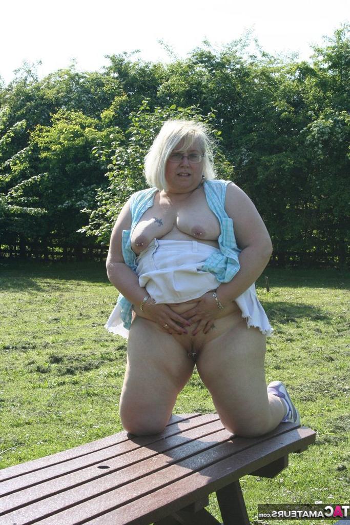 20P Mulher madura obesa Lexie Cummings enfia uma laranja na vulva na mesa de piquenique