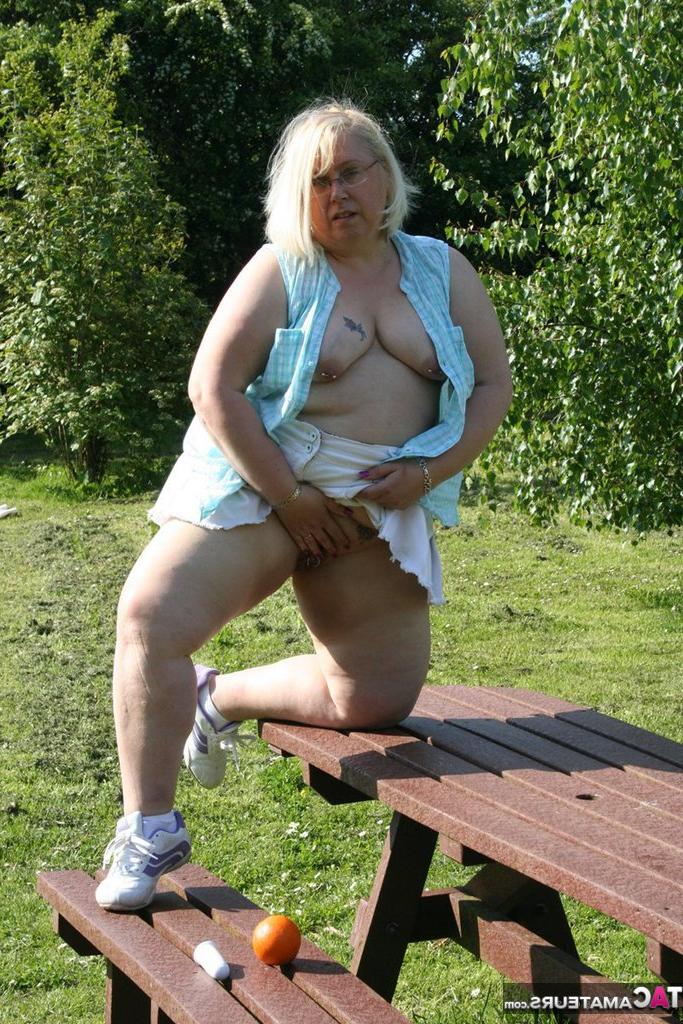 20P Mulher madura obesa Lexie Cummings enfia uma laranja na vulva na mesa de piquenique