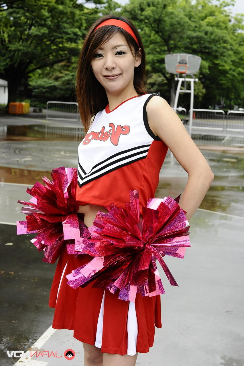 15P La animadora japonesa Tomomi Matsuda hace una demostración en un parque infantil