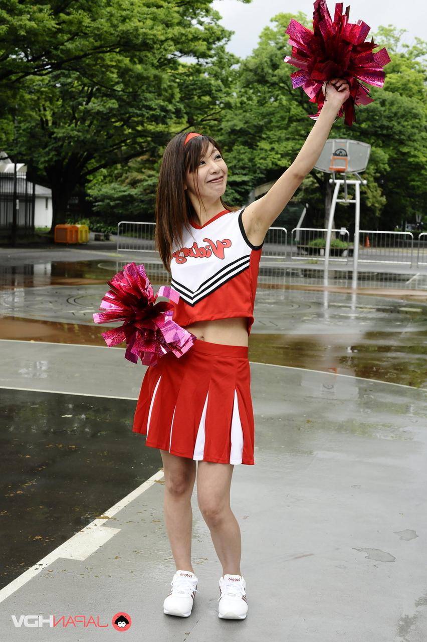 15P La animadora japonesa Tomomi Matsuda hace una demostración en un parque infantil