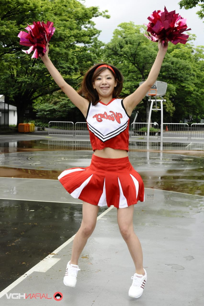 15P La animadora japonesa Tomomi Matsuda hace una demostración en un parque infantil