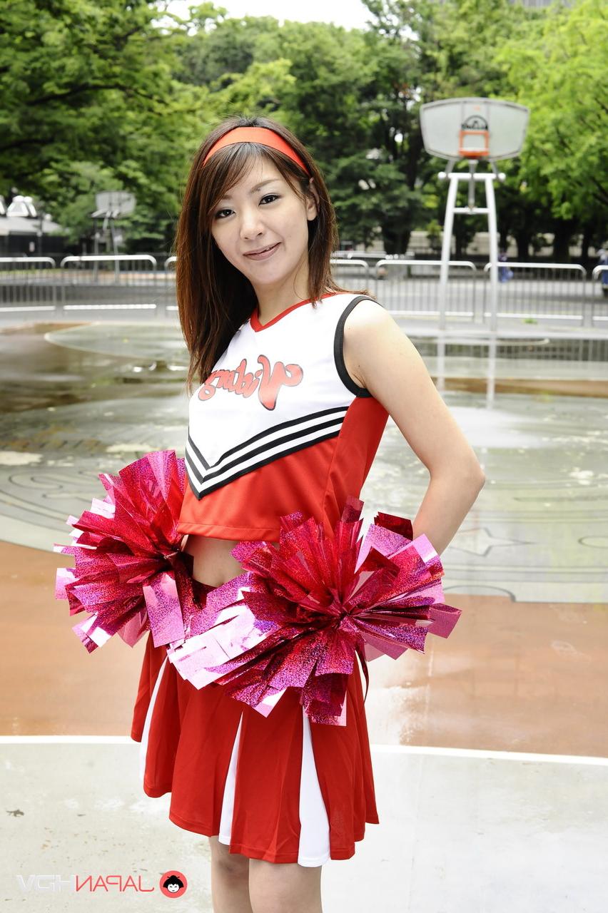 15P La animadora japonesa Tomomi Matsuda hace una demostración en un parque infantil
