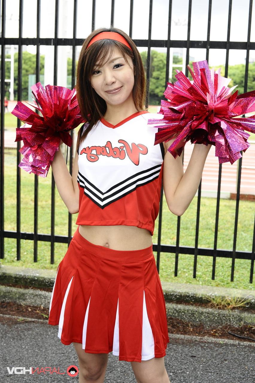 15P La animadora japonesa Tomomi Matsuda hace una demostración en un parque infantil