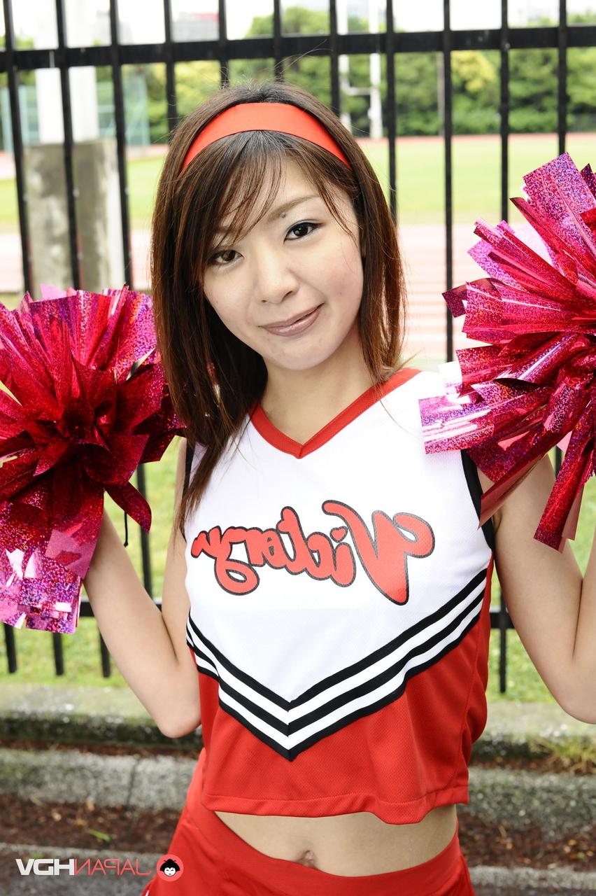 15P La animadora japonesa Tomomi Matsuda hace una demostración en un parque infantil