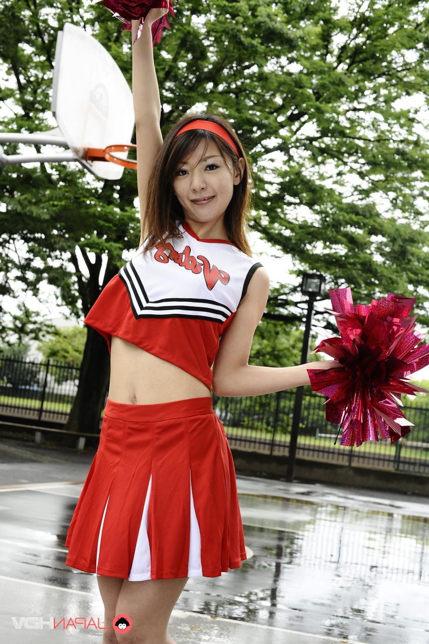 15P La animadora japonesa Tomomi Matsuda hace una demostración en un parque infantil
