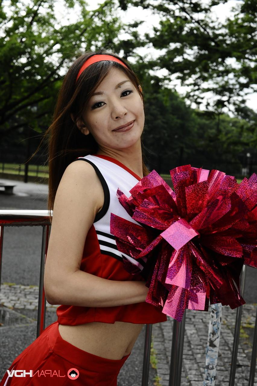 15P La animadora japonesa Tomomi Matsuda hace una demostración en un parque infantil