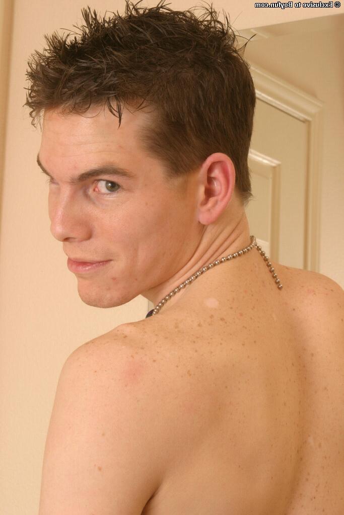 20P O garoto gay magro e gostoso Tiger revela sua bunda e acaricia seu pau duro e sexy