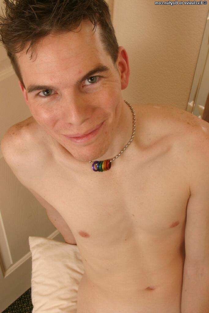 20P O garoto gay magro e gostoso Tiger revela sua bunda e acaricia seu pau duro e sexy