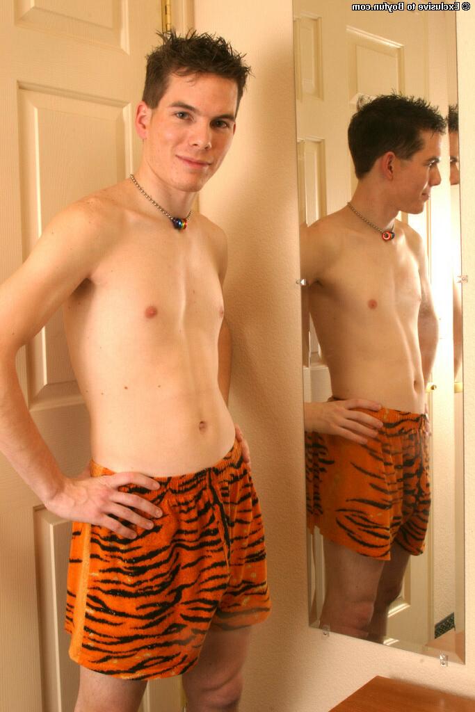 20P O garoto gay magro e gostoso Tiger revela sua bunda e acaricia seu pau duro e sexy