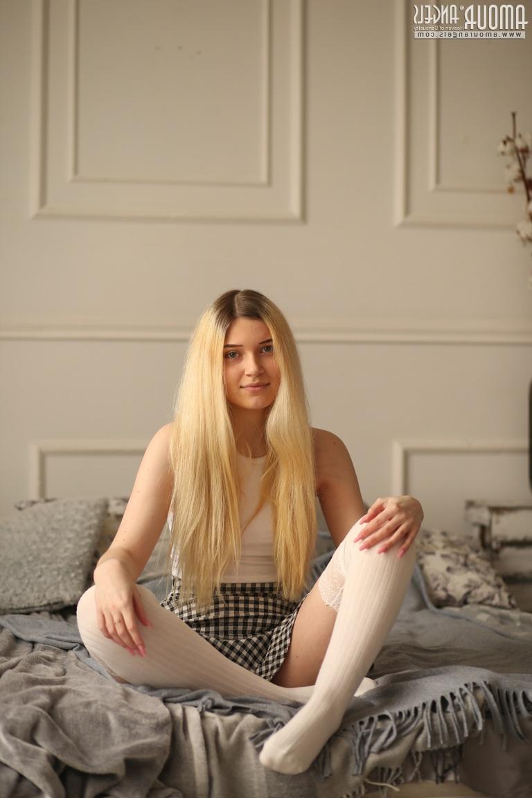 20P A jovem beleza loira Suna tira lentamente a roupa em cima da cama