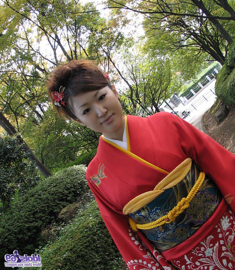 16P Adolescente japonesa se quita la ropa tradicional antes de una corrida facial y una ducha