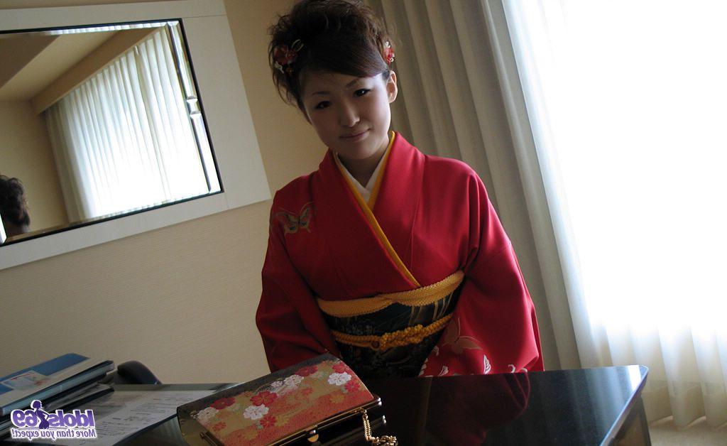 16P Adolescente japonesa se quita la ropa tradicional antes de una corrida facial y una ducha