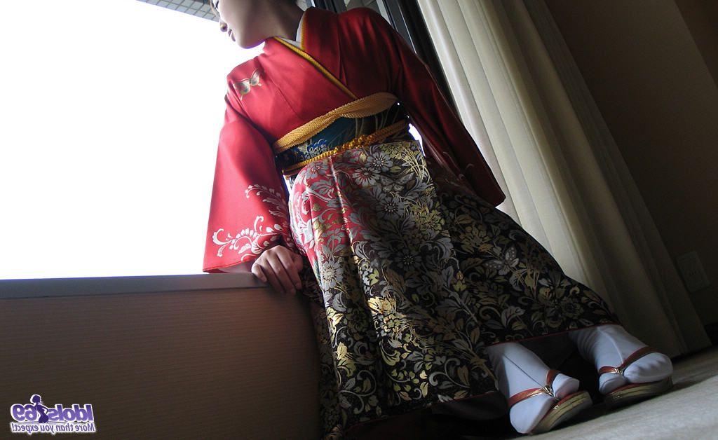 16P Adolescente japonesa se quita la ropa tradicional antes de una corrida facial y una ducha